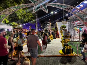 O Papai Noel chegou em Camboriú com a entrega da decoração de natal