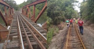 Mulher cai de ponte de ferro e fica presa por corda improvisada com cadarço em Araquari