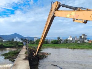 Parque Linear recebe limpeza para evitar alagamentos