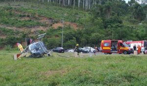 Helicóptero que faz passeio panorâmico cai com 5 pessoas a bordo em Penha