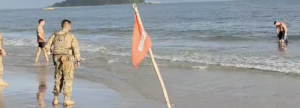 Motorista foge da PRF, invade praia em Florianópolis e passa quase duas horas na água